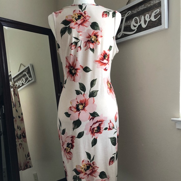 Plus Size Pretty Floral Dress - Picture 6 of 7